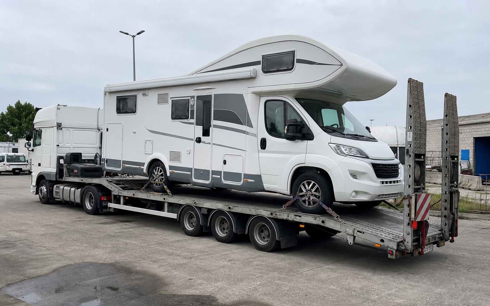 Camper vastgezet op een low-loader trailer klaar voor transport